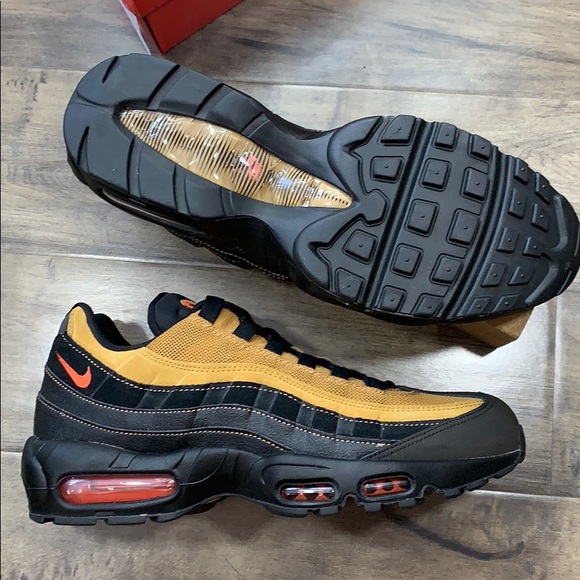 NIKE AIR MAX 95 ESSENTIAL men’s running shoes - Picture 3 of 16